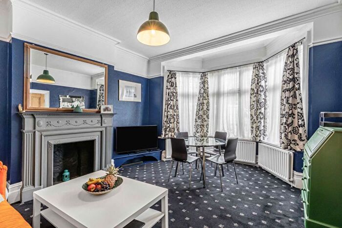 4 Bedroom Detached House To Rent In Mantilla Road, London, SW17