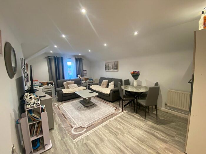 3 Bedroom Flat For Sale In Lime Tree Court, Napsbury Park, AL2