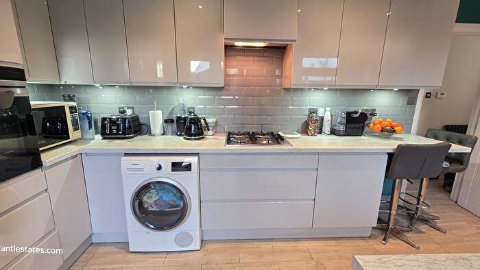 4 Bedroom Semi Detached House For Sale In Longmore Avenue, East Barnet, EN4