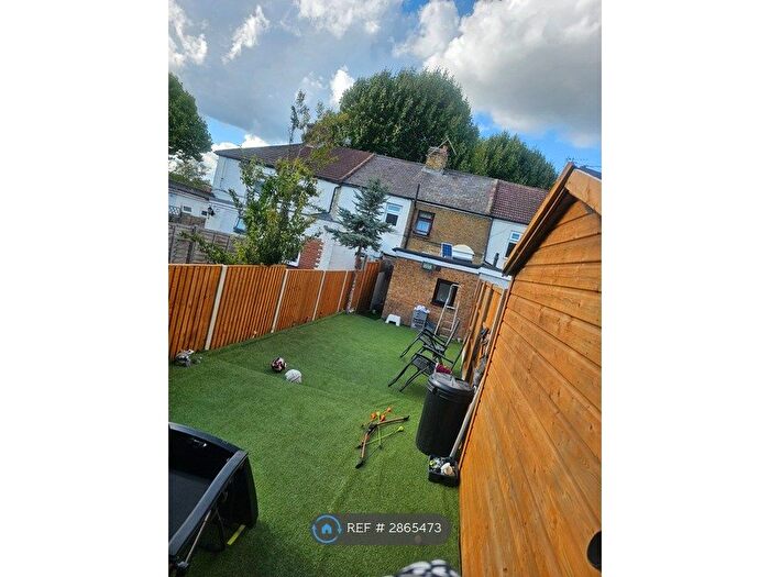 2 Bedroom Terraced House To Rent In The Avenue, Egham, TW20