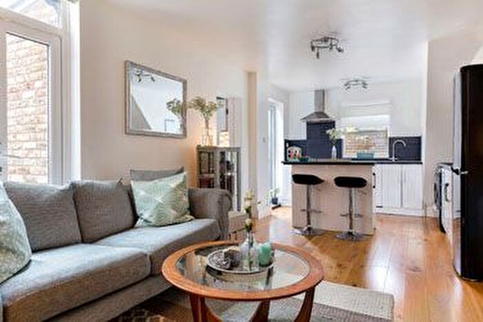 2 Bedroom Flat To Rent In Penwith Road, London, SW18