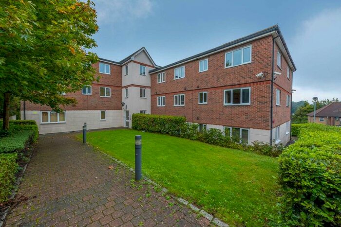2 Bedroom Flat To Rent In Treetop Close, Luton, LU2