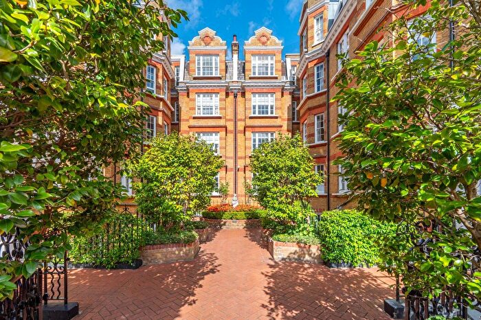 2 Bedroom Flat For Sale In Pitt Street, Kensington, London, W8