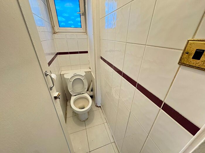 2 Bedroom Flat To Rent In Wyllen Close, London, E1