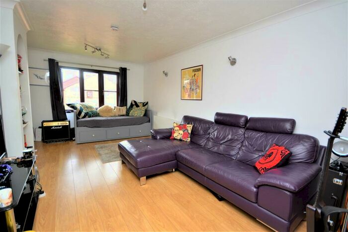 2 Bedroom Apartment To Rent In Lowry Crescent, Colliers Wood Borders, CR4