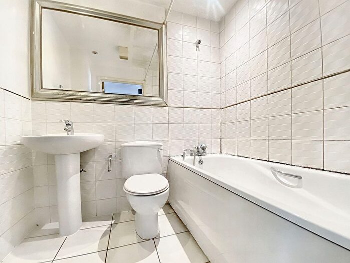 3 Bedroom Flat To Rent In High Street, Uxbridge, UB8