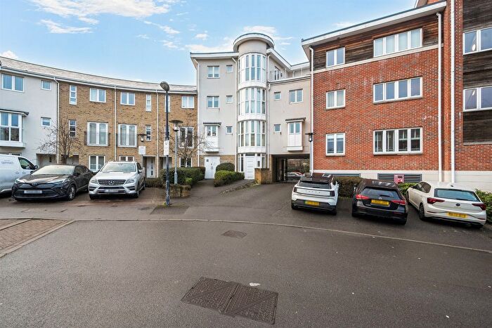 2 Bedroom Flat For Sale In Kingsquarter, Maidenhead, SL6
