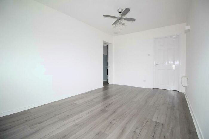 1 Bedroom Flat To Rent In Woodcote Close, Cheshunt, Waltham Cross, EN8