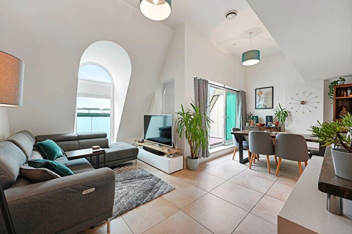 3 Bedroom Flat For Sale In Uxbridge Road, London, W5
