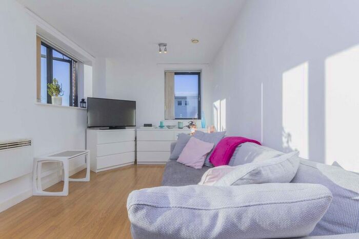 1 Bedroom Flat To Rent In Island Farm Road, West Molesey KT8