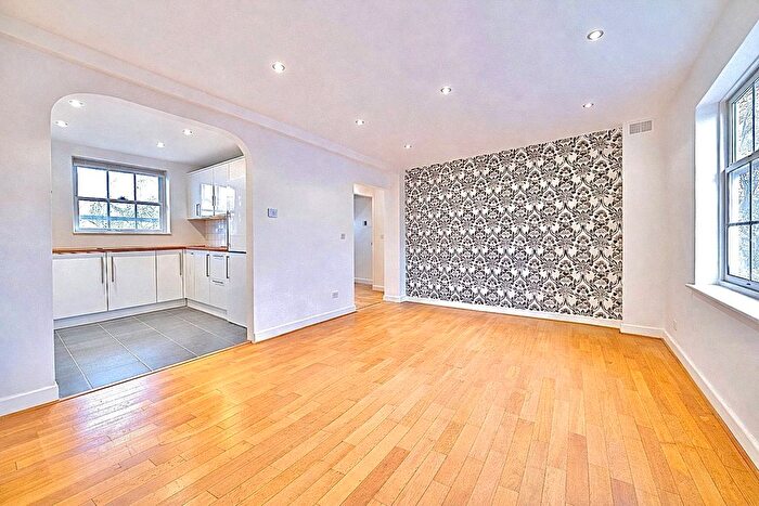 2 Bedroom Flat To Rent In William Bonney Estate, London, SW4