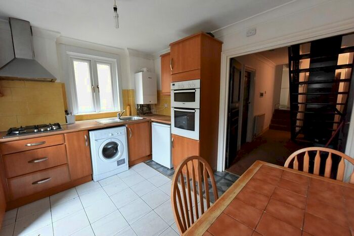 3 Bedroom Flat To Rent In Louisville Road, London, SW17