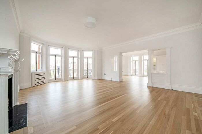 4 Bedroom Flat To Rent In Cadogan Square, London, SW1X