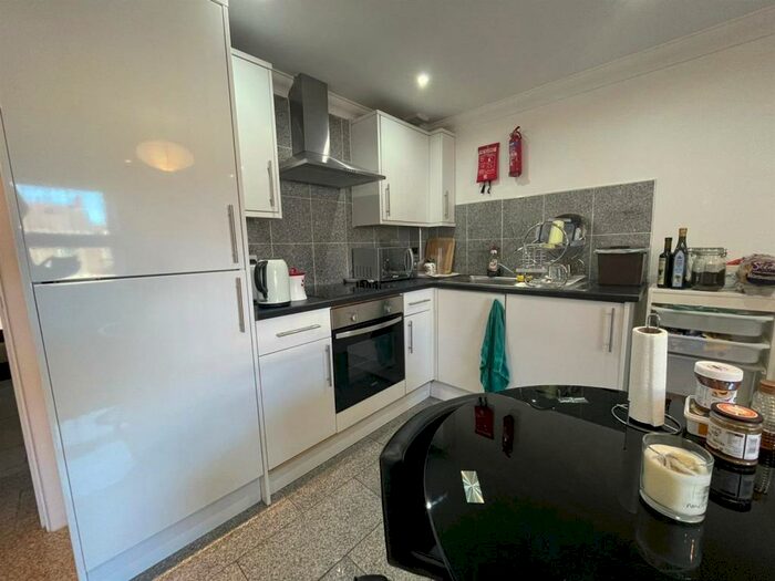 2 Bedroom Flat To Rent In Albany Road, Cardiff, CF24