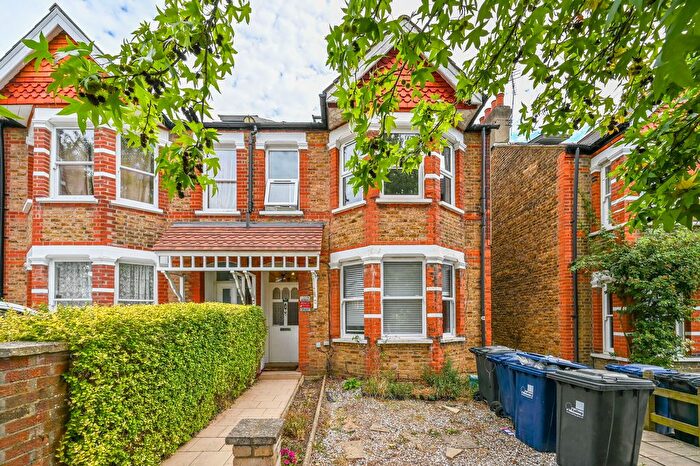 3 Bedroom Flat To Rent In Lynton Avenue, West Ealing, London, W13