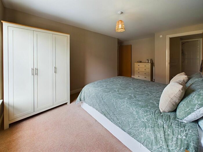2 Bedroom Flat For Sale In Commonwealth Drive, Howlands Court, RH10