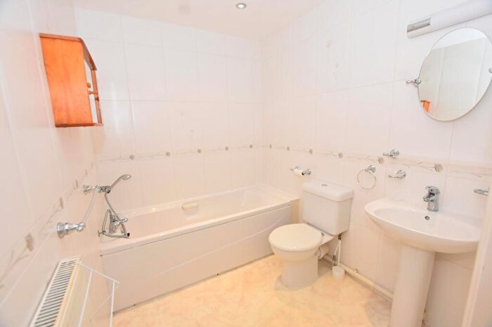 2 Bedroom Apartment To Rent In Ashley House, Vista Road, CO15