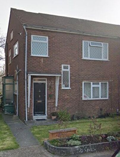 2 Bedroom Flat To Rent In Bush Close, Newbury Park, Redbridge, Essex, IG2