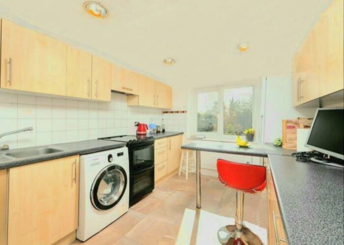 2 Bedroom Apartment To Rent In Millway, London, NW7