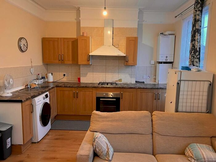 2 Bedroom Flat To Rent In Seaforth Avenue, New Malden, Surrey, KT3