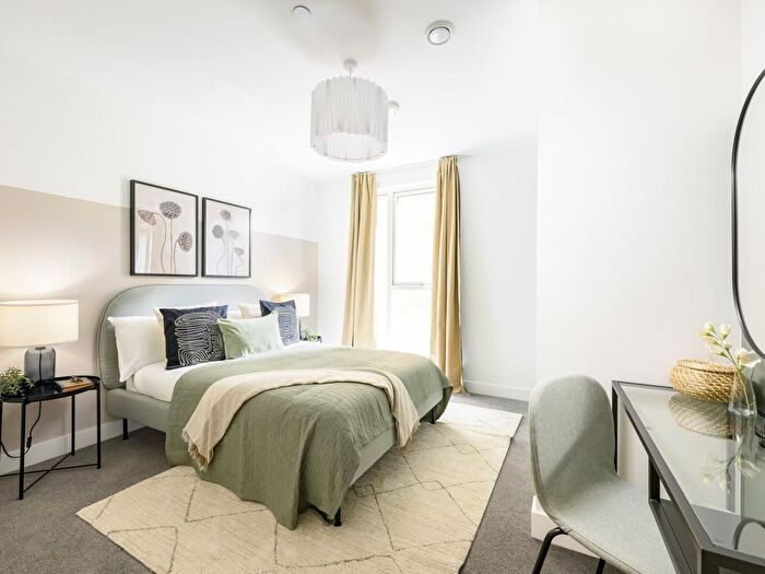 1 Bedroom Flat For Sale In Civic Street, Hounslow, TW3