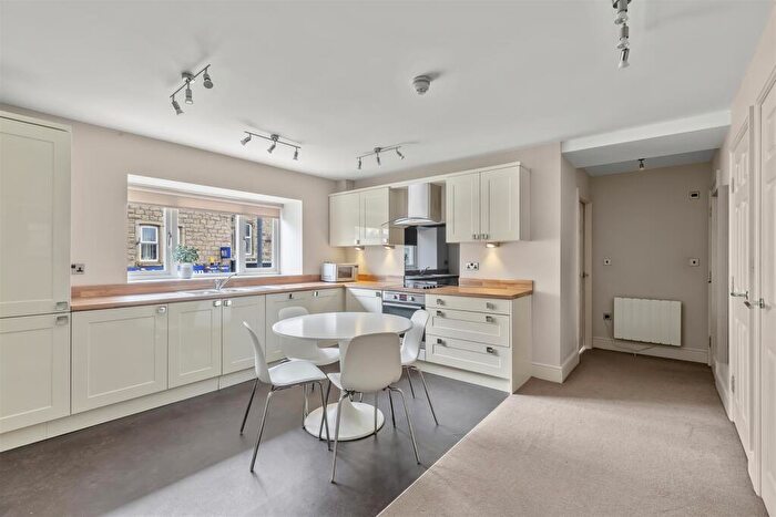 1 Bedroom Apartment For Sale In Crescent Court, Ilkley, LS29