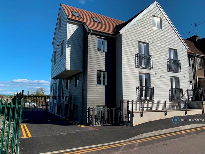 3 Bedroom Penthouse To Rent In Harbour View, Northfleet, Gravesend, DA11