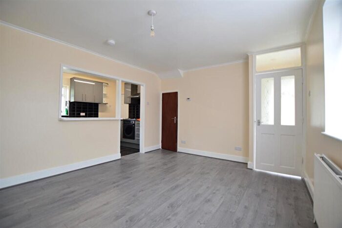 4 Bedroom Terraced House To Rent In St. Elmo Crescent, Slough, SL2
