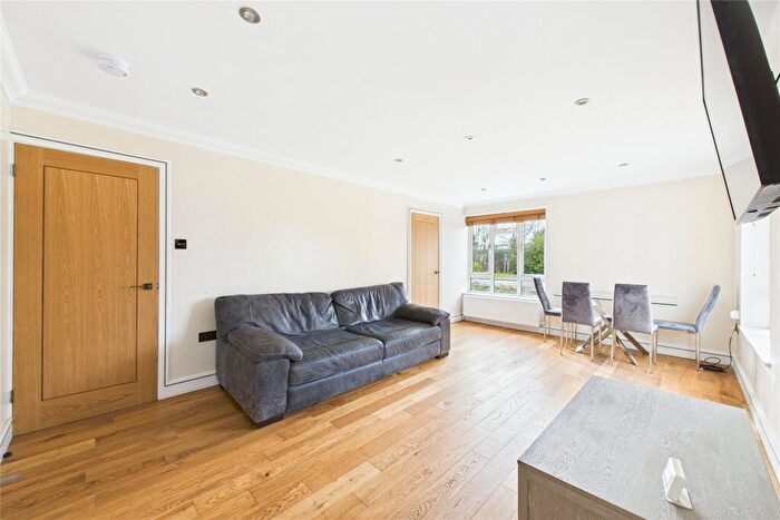 1 Bedroom Maisonette To Rent In Cambridge Road West, Farnborough, Hampshire, GU14