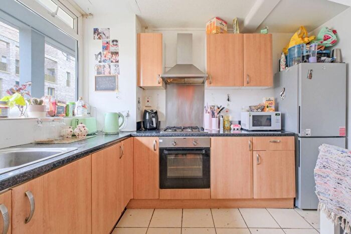 3 Bedroom Flat To Rent In Cambridge Heath Road, Tower Hamlets, London, E1