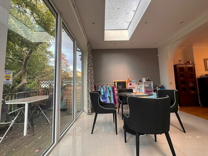 5 Bedroom Town House To Rent In Holden Road, London, N12