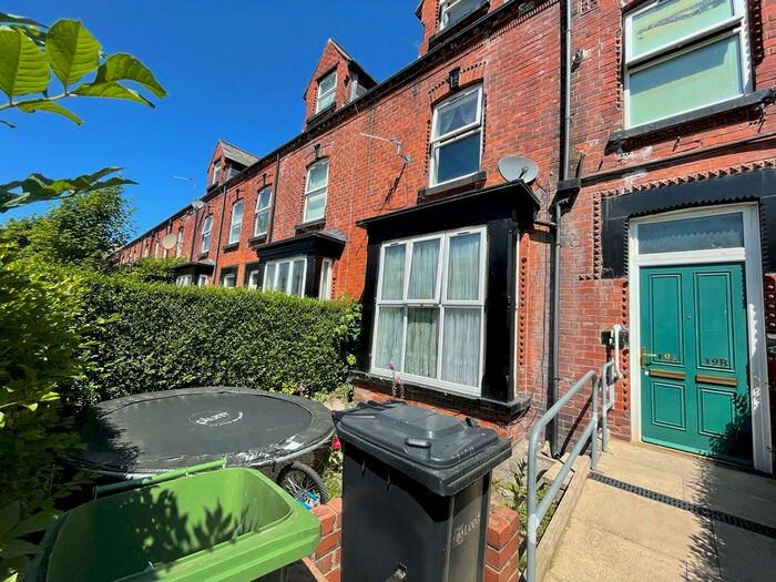 3 Bedroom Flat To Rent In Grange Avenue, Leeds, West Yorkshire, LS7