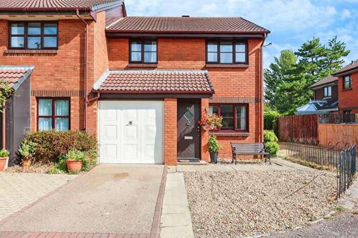 3 Bedroom End Of Terrace House For Sale In Waldren Close, Poole, BH15