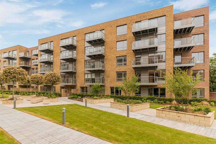 2 Bedroom Flat To Rent In Lang Court, Smithfield Square, Hornsey., N8