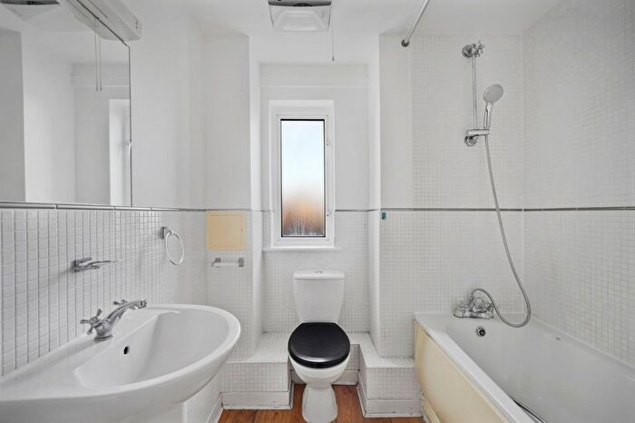 1 Bedroom Flat To Rent In Batwa House, Varcoe Road, SE16