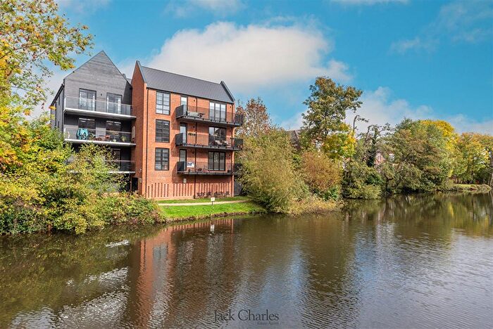 2 Bedroom Flat For Sale In Lyons Crescent, Tonbridge, TN9