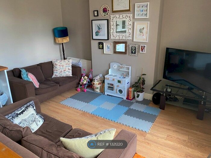 3 Bedroom Flat To Rent In Streatham Common North, London, SW16