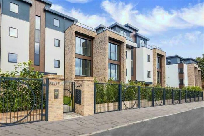 3 Bedroom Flat To Rent In Hope Close, London, NW4