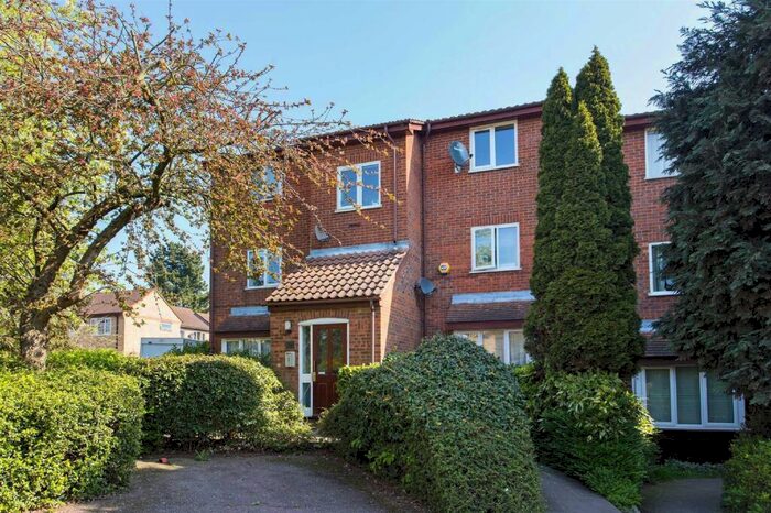 1 Bedroom Flat To Rent In Greenway Close, Friern Barnet, N11