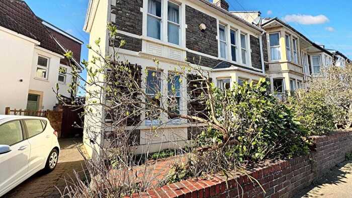 Flat To Rent In Cairns Road, Bristol, BS6