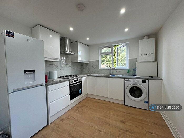 3 Bedroom Flat To Rent In Poplar Road, London, SE24