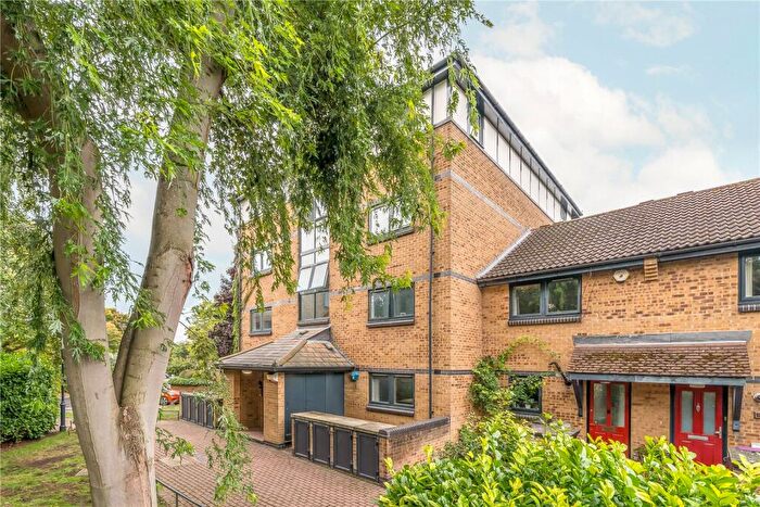 1 Bedroom Apartment For Sale In Falcon Way, London, E14