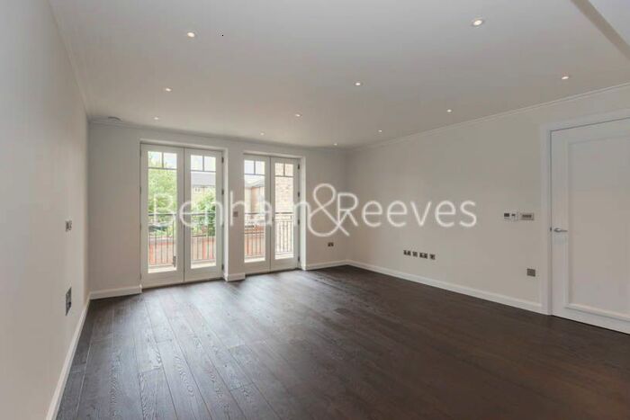 2 Bedroom Flat To Rent In Broomhouse Lane, Fulham, SW6