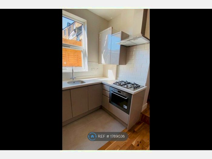 Studio To Rent In Balham High Road, London, SW12