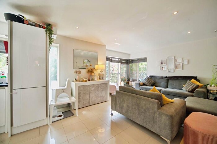 2 Bedroom Flat For Sale In Sambroke Square, Barnet, EN4
