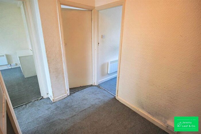 2 Bedroom Flat For Sale In Beech Lawns, Torrington Park, London, N12