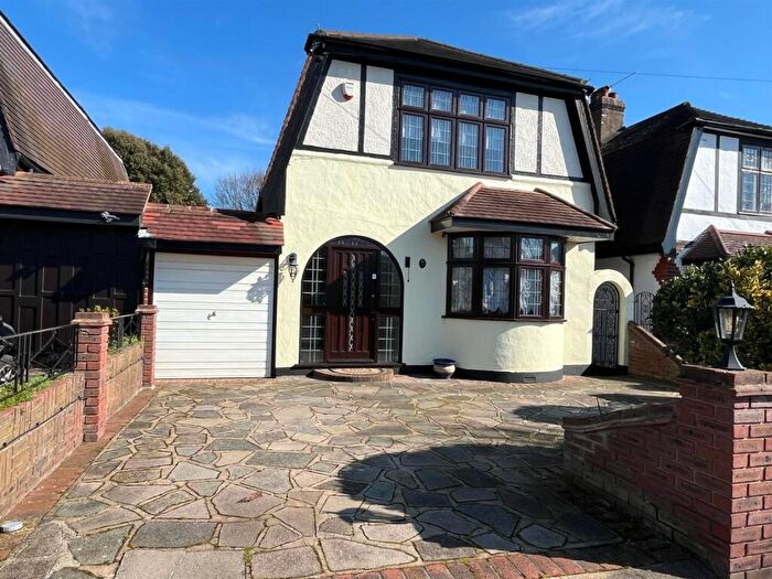 3 Bedroom Detached House To Rent In Hall Park Road Upminster Essex, RM14