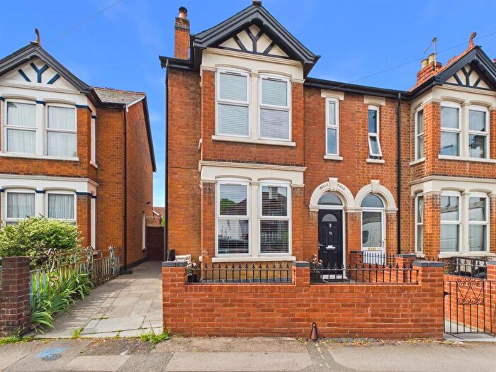 3 Bedroom Semi-Detached House For Sale In Stroud Road, Gloucester, GL1