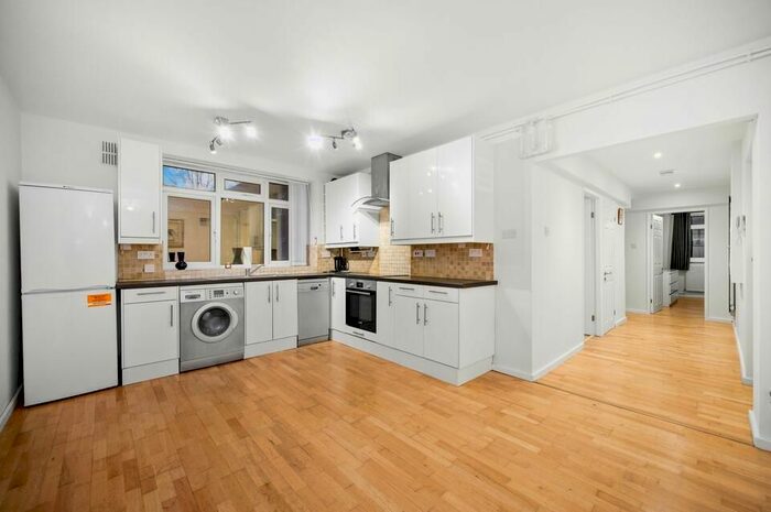 3 Bedroom Flat To Rent In Wandsworth Road, London, SW8