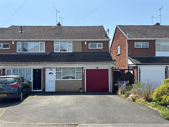 3 Bedroom Semi-Detached House For Sale In Brook Street, Wall Heath, Kingswinford, DY6